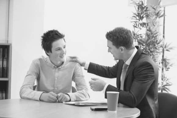 Interview met student op kantoor
