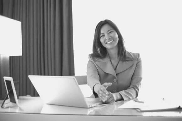 Manager stuurt een uitnodiging voor een sollicitatiegesprek op haar bureau