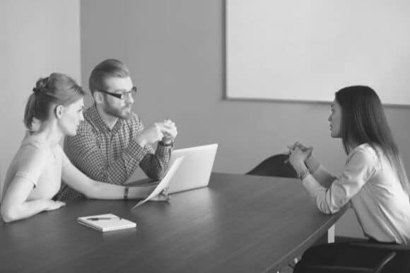 Managers die vragen stellen tijdens sollicitatiegesprek in een kantoor