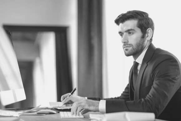 Manager die sociale mediakanalen gebruikt om kandidaten te onderzoeken